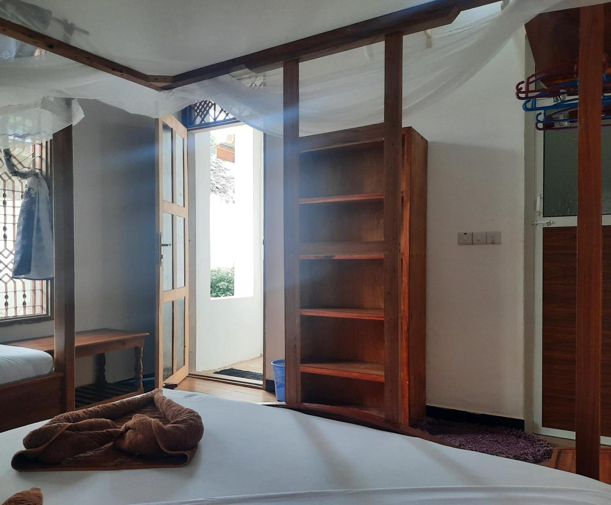 ナングウィ Kajificheni House Bed & Breakfast エクステリア 写真